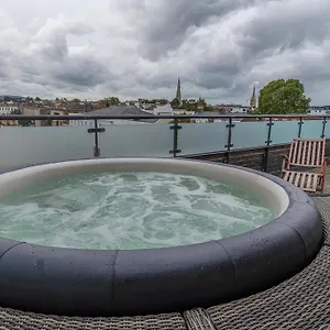 Apartment Penthouse With Hot Tub & Views 23, Cheltenham